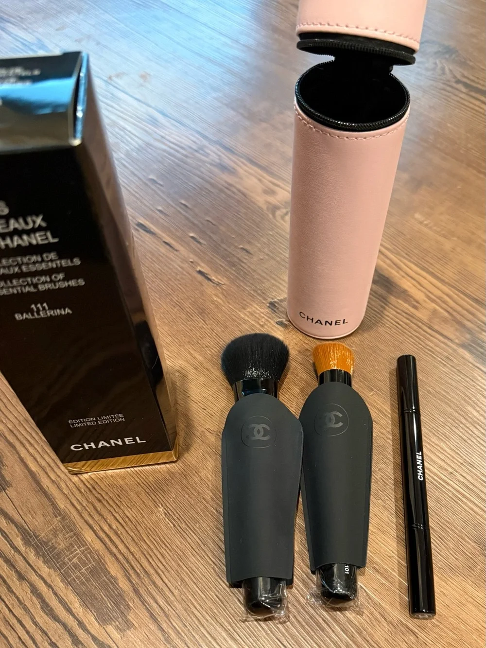 CHANEL BEAUTÊ Set of 3 Makeup Brushes With Case